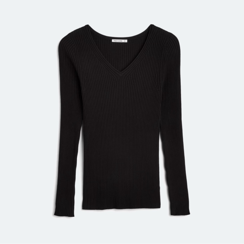 NWT Kenosha Fitted V Neck - Medium